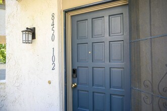 8450 Via Sonoma in San Diego, CA - Building Photo - Building Photo