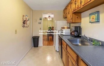 8 Colonial Village Dr-Unit -Apt 6 in Arlington, MA - Building Photo - Building Photo