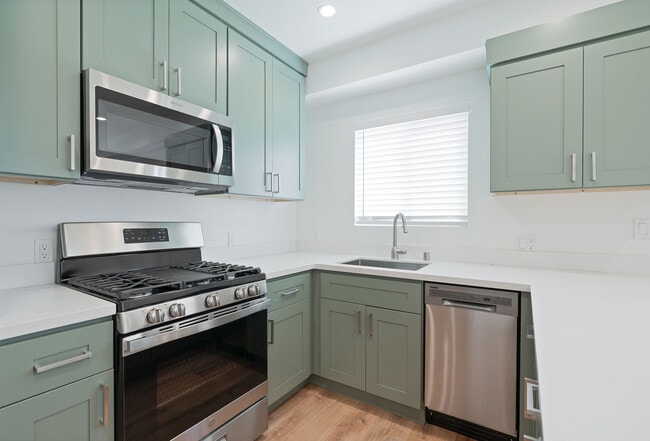 16454 Parthenia St, Unit 1 in Los Angeles, CA - Foto de edificio - Building Photo