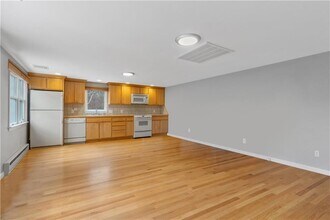 483 Boston Neck Rd in Narragansett, RI - Building Photo - Building Photo
