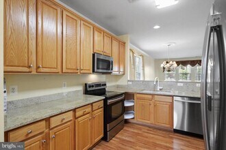 17075 Four Seasons Dr in Montclair, VA - Foto de edificio - Building Photo