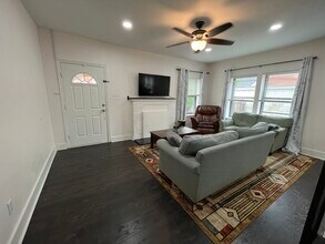 300 S Saunders Ave in Tyler, TX - Foto de edificio - Building Photo