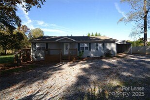 1212 Beechwood Dr in Newton, NC - Building Photo