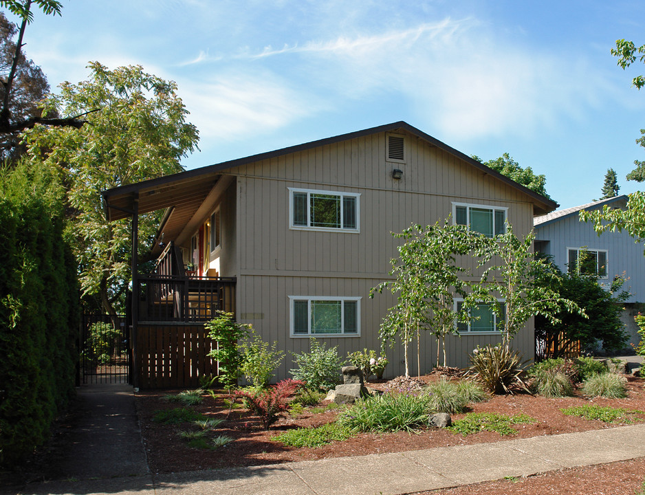 996 W 4th Ave in Eugene, OR - Building Photo