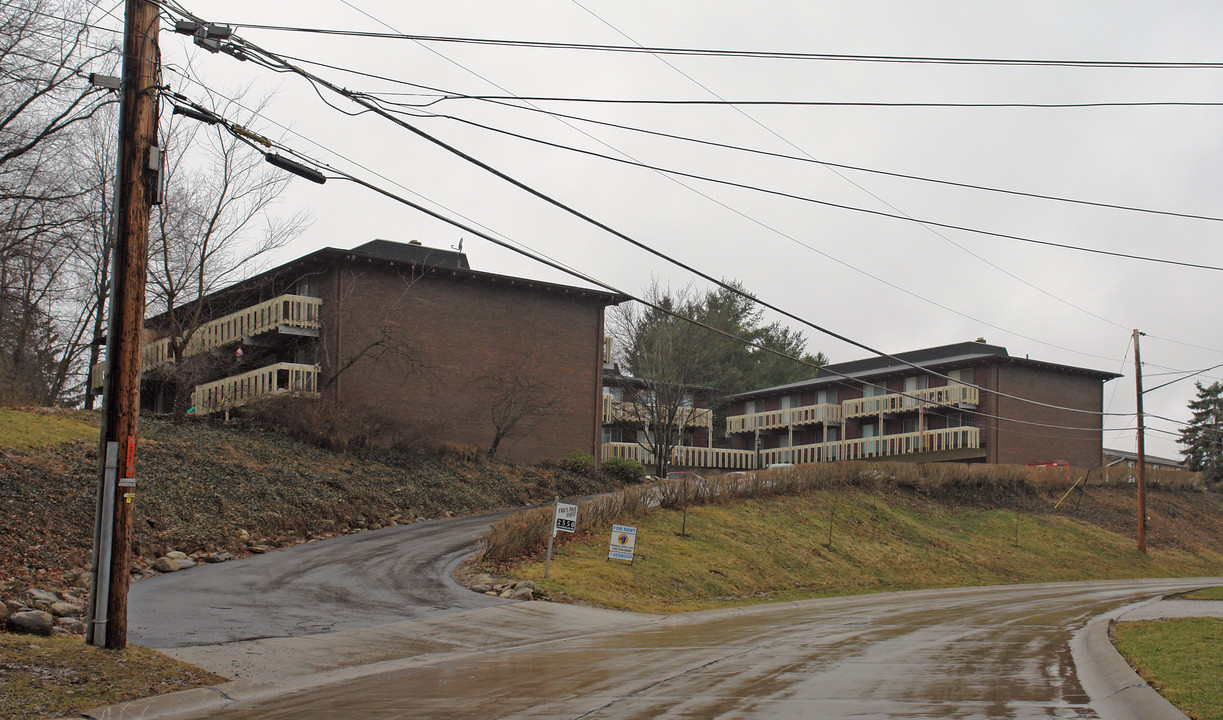 Deluxe 13 Unit Complex in Fairlawn, OH - Building Photo