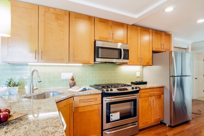 108 Maverick St, Unit 1 in Boston, MA - Foto de edificio - Building Photo