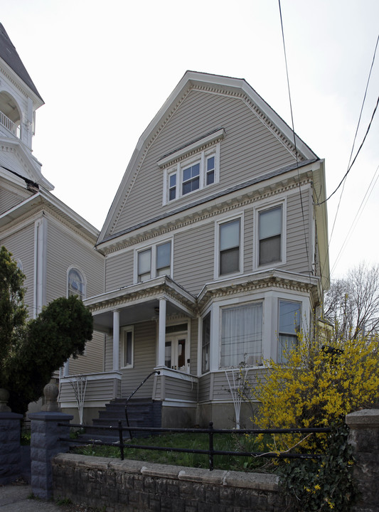 100 Harbor Rd in Staten Island, NY - Building Photo