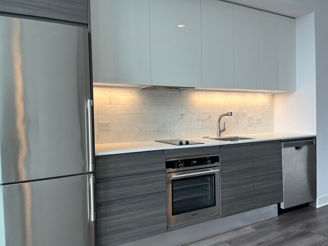 222 W Hubbard St, Unit 1101 in Chicago, IL - Building Photo - Building Photo