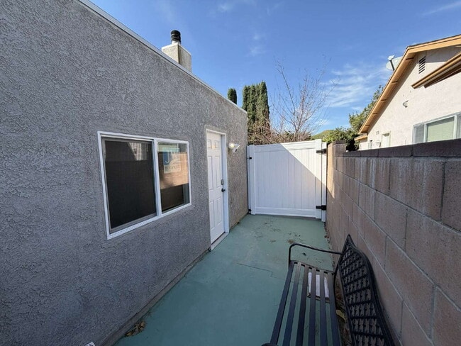 28141 Alaminos Dr in Santa Clarita, CA - Building Photo - Building Photo