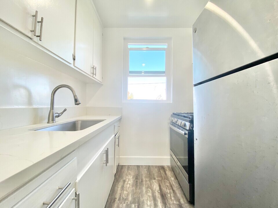 4070 Venice Blvd. in Los Angeles, CA - Building Photo