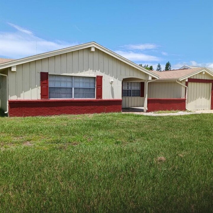 3525 Springfield Dr in Holiday, FL - Building Photo