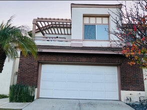 933 S Lone Pine Ln in Anaheim, CA - Foto de edificio - Building Photo