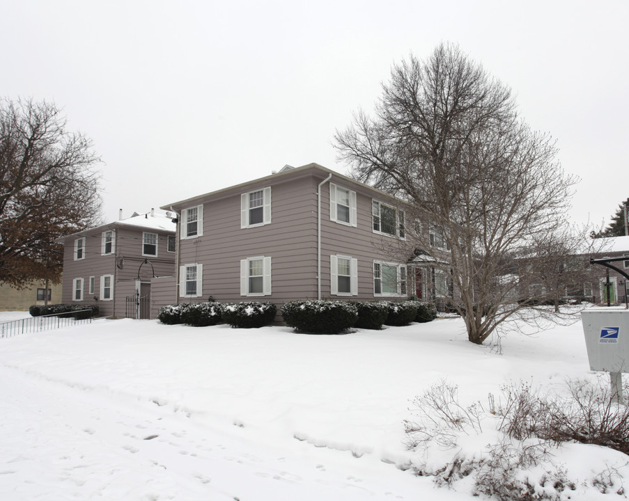 Woodshire Manor Apartments in Lincoln, NE - Building Photo