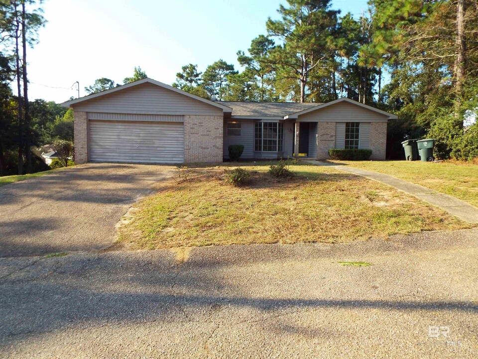 101 Vega Dr in Daphne, AL - Building Photo