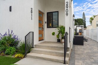 2911 S Rimpau Blvd in Los Angeles, CA - Foto de edificio - Building Photo