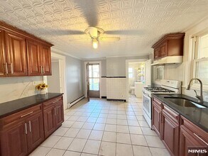 122 Cross St, Unit 1 in Harrison, NJ - Building Photo - Building Photo