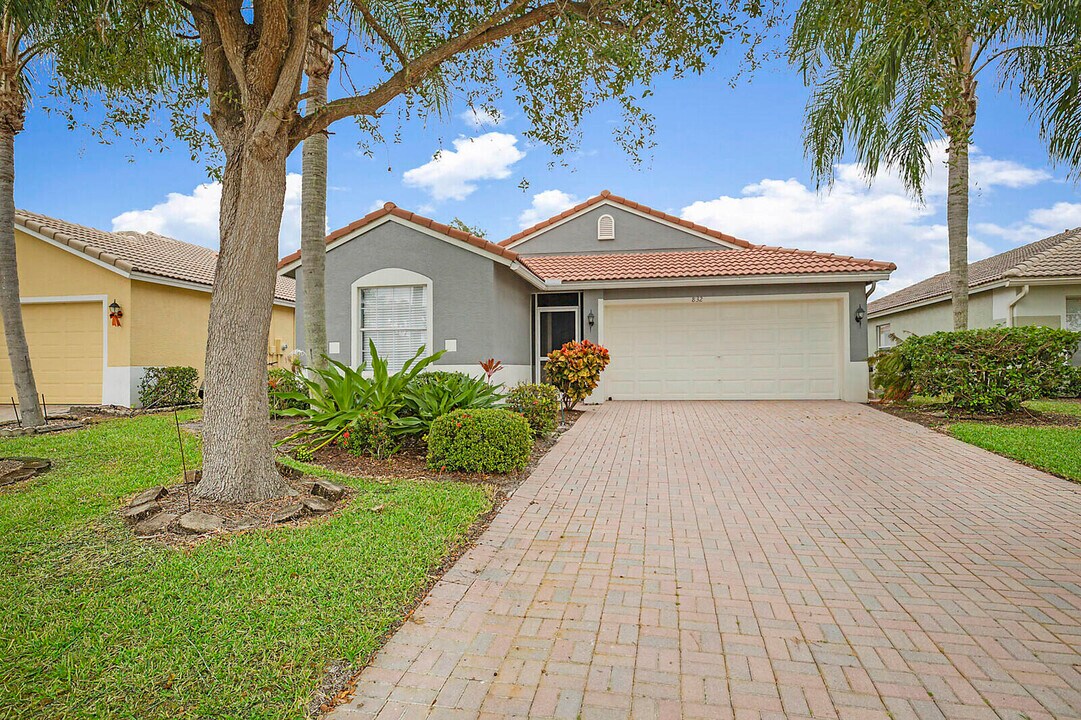 832 NW Greenwich Ct in Port St. Lucie, FL - Building Photo