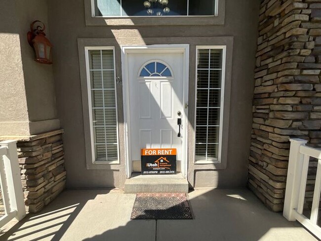 1021 E Wyndom Way in Layton, UT - Building Photo - Building Photo