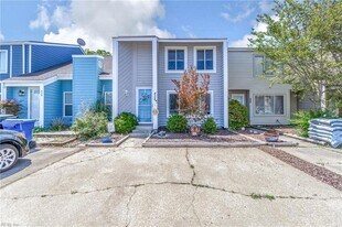 428 Falling Ln in Virginia Beach, VA - Building Photo