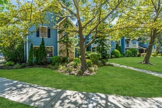 260 Crosspointe Dr in East Brunswick, NJ - Building Photo - Building Photo