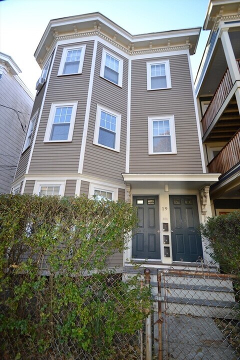 19 Howard St in Cambridge, MA - Building Photo