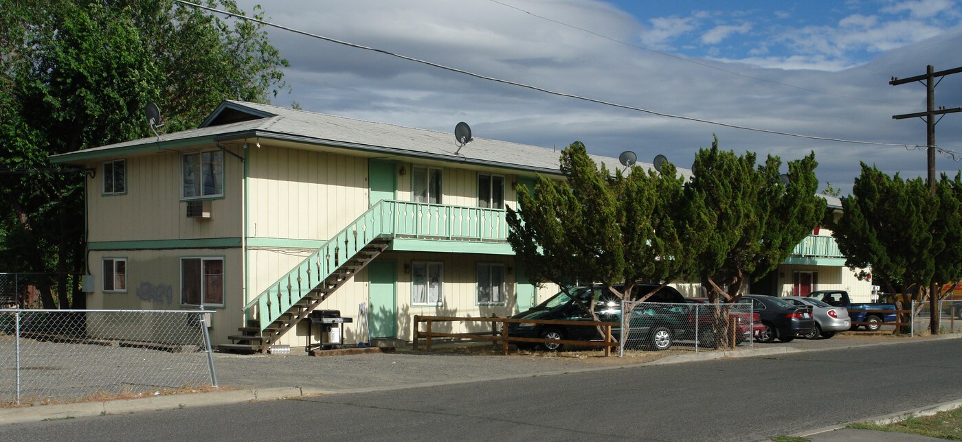 1121 Swan Ave in Yakima, WA - Foto de edificio