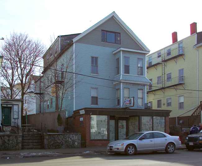 582 S Main St in Fall River, MA - Foto de edificio - Building Photo