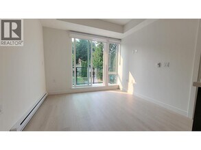2002 St George St in Port Moody, BC - Building Photo - Building Photo