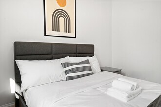 3225 Saint-Antoine Rue O in Westmount, QC - Building Photo - Building Photo