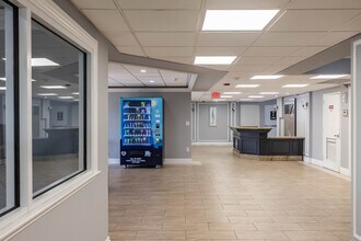 Grand Court Lakes in North Miami, FL - Foto de edificio - Lobby