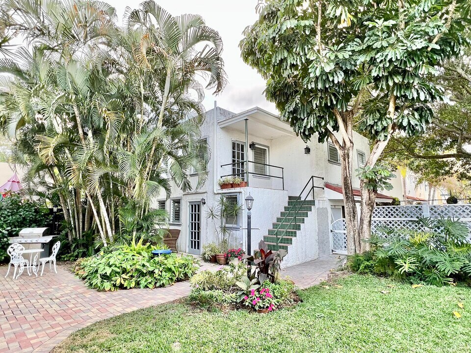 336 Monroe Dr-Unit -1/2 in West Palm Beach, FL - Building Photo