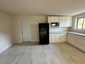 5209 Olive Dr, Unit 1 in Concord, CA - Building Photo - Building Photo