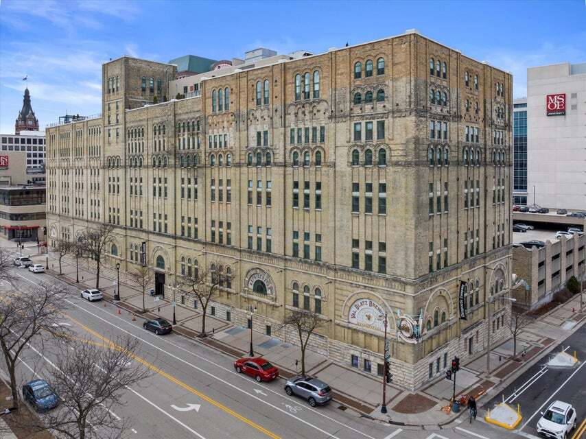 270 E Highland Ave, Unit 835 in Milwaukee, WI - Building Photo