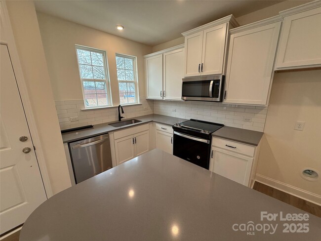 2031 Near Pt Rd in Charlotte, NC - Foto de edificio - Building Photo