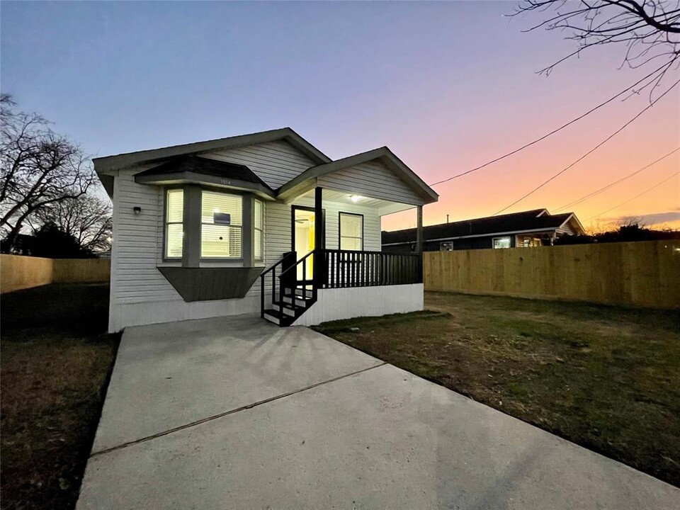 702 1/2 E 32nd St in Houston, TX - Building Photo