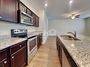 200 Orion Way in Moncks Corner, SC - Foto de edificio - Building Photo