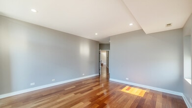 651 N Milwaukee Ave in Chicago, IL - Building Photo - Building Photo