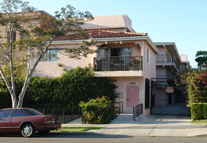 4025 Oakwood Ave in Los Angeles, CA - Building Photo