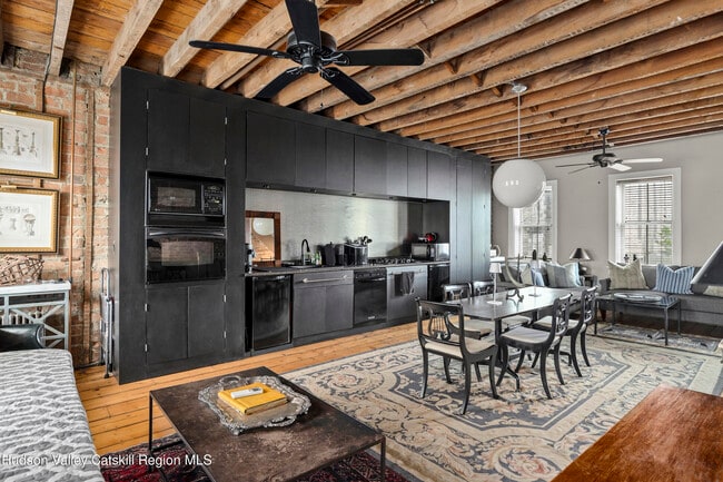 362 Warren St in Hudson, NY - Building Photo - Building Photo