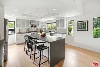 2418 Canyon Oak Dr in Los Angeles, CA - Building Photo - Building Photo