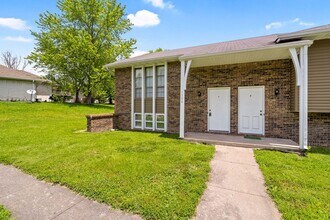 1304 Essex Ct in Columbia, MO - Foto de edificio - Building Photo