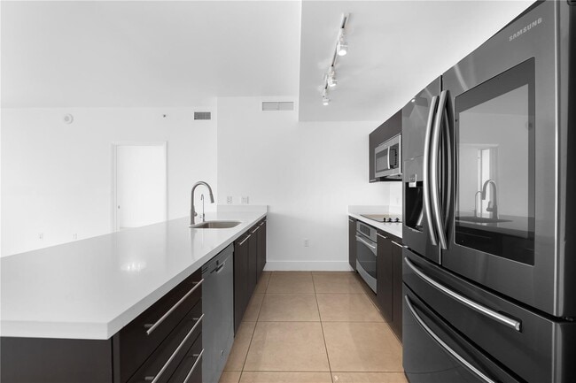 90 SW 3rd St, Unit 3305 in Miami, FL - Building Photo - Building Photo
