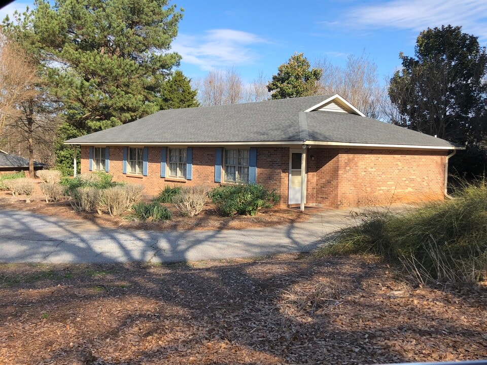 2040 Pineview Dr in Spartanburg, SC - Building Photo