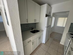 1710 Lauderdale Manor Dr in Fort Lauderdale, FL - Building Photo - Building Photo