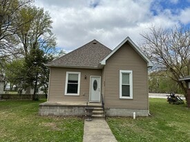 203 Livergood St in Stonington, IL - Building Photo