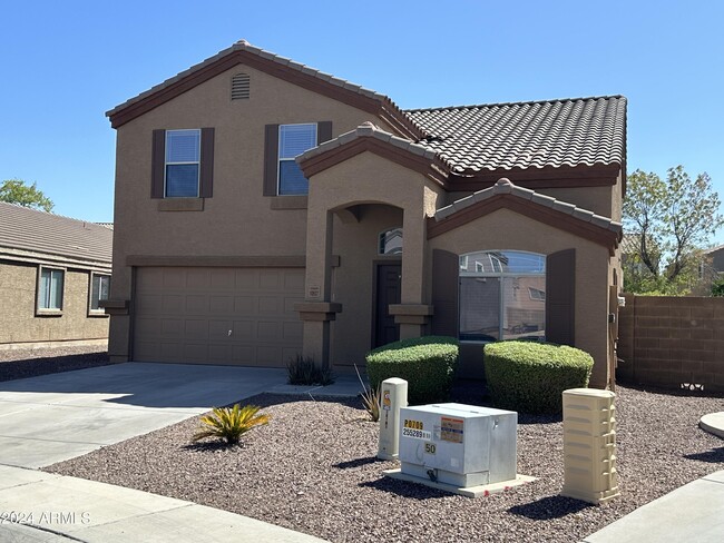 10937 W Minnezona Ave in Phoenix, AZ - Foto de edificio - Building Photo