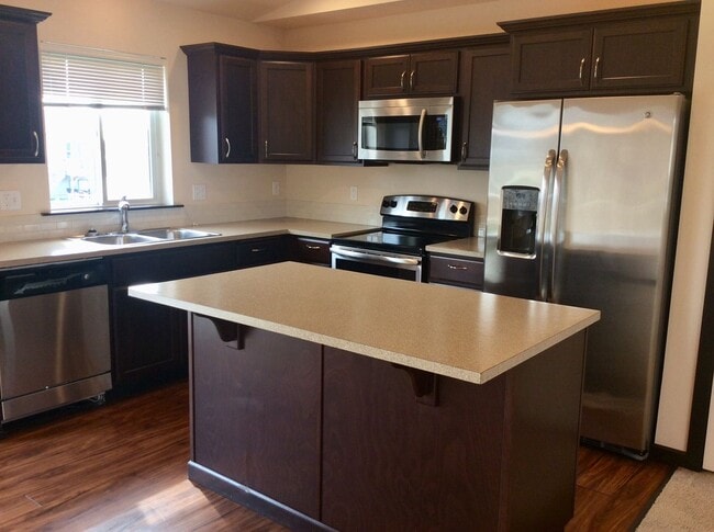 3286 Stephanie Dr in Dickinson, ND - Building Photo - Building Photo