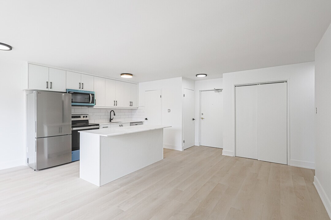 81 Ontario St in Bowmanville, ON - Building Photo