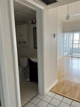 2811 N Oakland Forest Dr in Oakland Park, FL - Building Photo - Building Photo