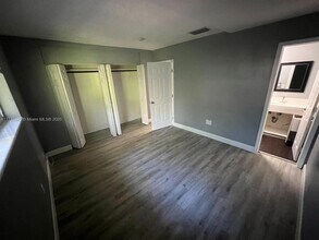 6877 NW 30th St in Sunrise, FL - Foto de edificio - Building Photo